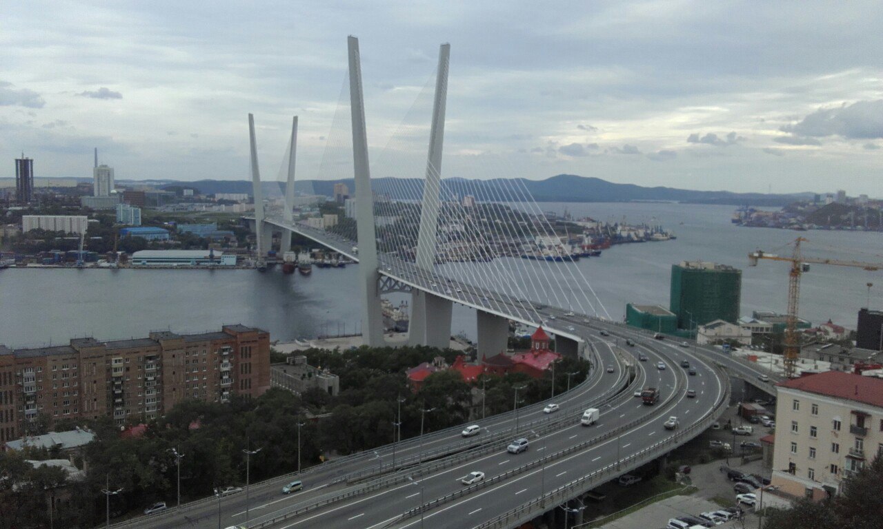 Владивосток разница. Мост Владивосток Китай. Владивосток граница с Китаем. Мост из Владивостока в Китай. Золотой мост Владивосток.